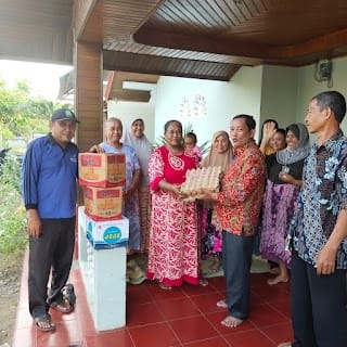 Anggota DPRD Pasbar Yuhendri Dt Putih Selaku Ketua DPC PKB Pasbar, Bagikan Sembako Untuk Korban Gempa di Kajai Talamau