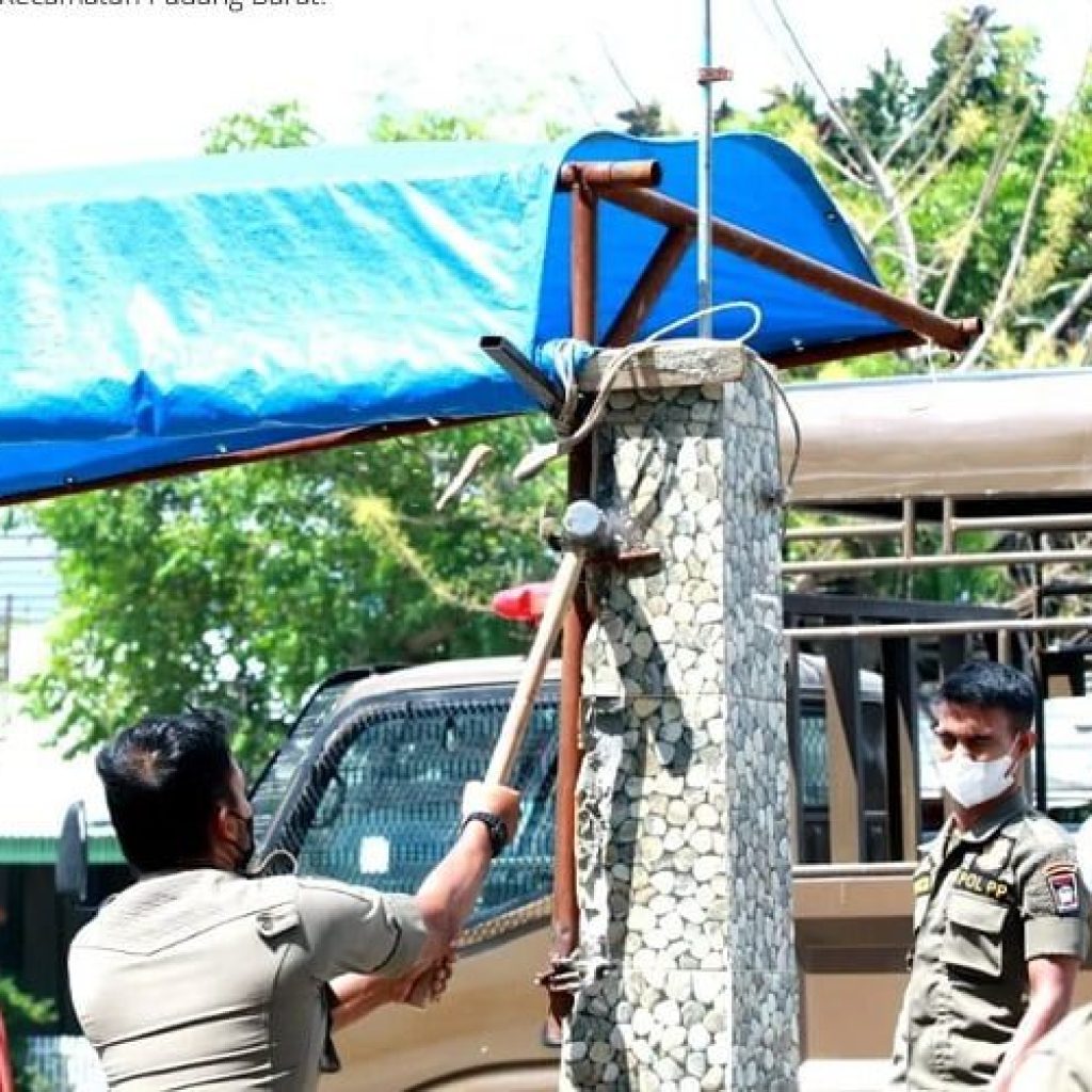 Bangunan Liar dibibir Pantai Kota Padang Dibongkar Petugas