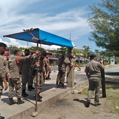 Bangunan Liar dibibir Pantai Kota Padang Dibongkar Petugas - salingka media
