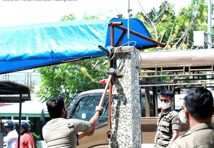 Bangunan Liar dibibir Pantai Kota Padang Dibongkar Petugas - salingka media