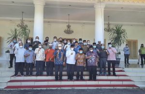 Bupati Hamsuardi Dampingi Gubernur Mahyeldi Terima Bantuan dari Pemprov Jambi