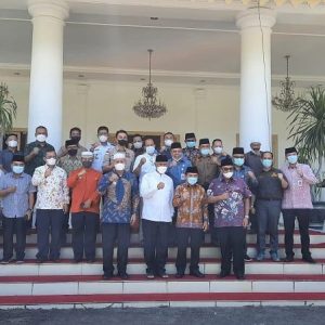 Bupati Hamsuardi Dampingi Gubernur Mahyeldi Terima Bantuan dari Pemprov Jambi
