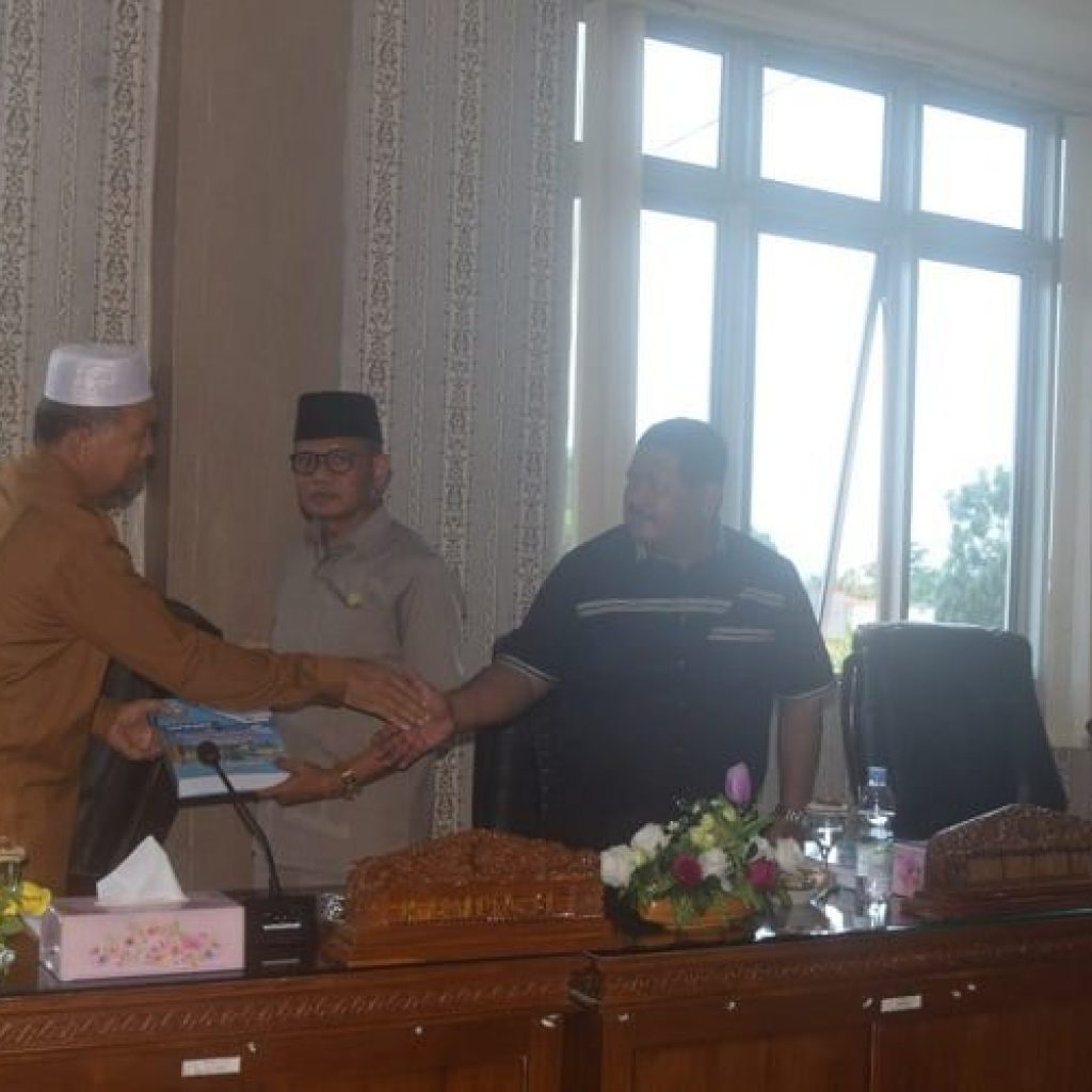DPRD Pasbar Laksanakan Rapat Paripurna Penyampaian Nota Pengantar LKPJ Bupati Pasbar 2021