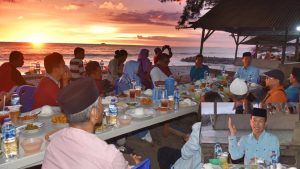 Genius Umar ajak Wartawan Buka Bareng di Talao Pauh Sambil Menikmati Sunset