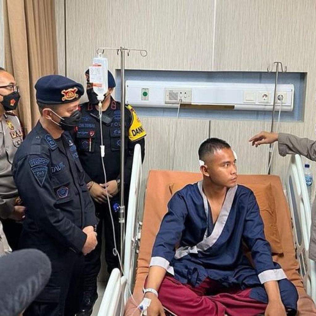Kapolda Metro Besuk Anggota Polri Korban Pengeroyokan Pendemo di Depan Gedung DPR RI