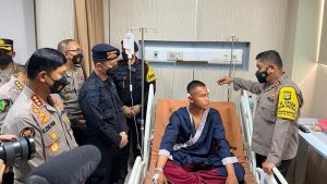 Kapolda Metro Besuk Anggota Polri Korban Pengeroyokan Pendemo di Depan Gedung DPR RI