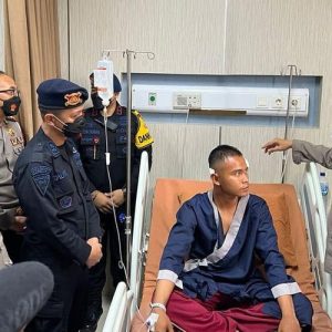 Kapolda Metro Besuk Anggota Polri Korban Pengeroyokan Pendemo di Depan Gedung DPR RI