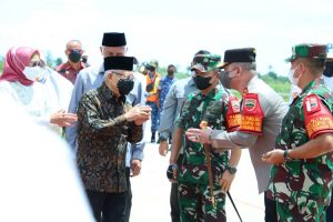 Kapolda Sumbar Sambut Kedatangan Wakil Presiden RI di Bandara Internasional Minangkabau