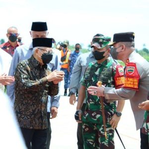 Kapolda Sumbar Sambut Kedatangan Wakil Presiden RI di Bandara Internasional Minangkabau