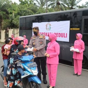 Kapolres Pasaman Barat Bersama Ketua Bhayangkari Cabang Pasaman Barat Bagi-bagi Takjil Gratis