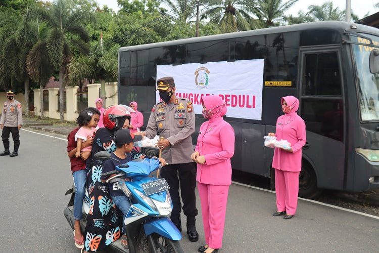 Kapolres Pasaman Barat Bersama Ketua Bhayangkari Cabang Pasaman Barat Bagi-bagi Takjil Gratis - salingka media