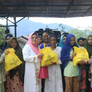 Ketua TP PKK Pasbar Bersama Ibu-Ibu Keluarga Besar PA Talu Salurkan 120 Paket Bantuan Untuk Korban Gempa