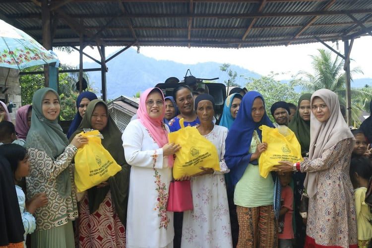 Ketua TP PKK Pasbar Bersama Ibu-Ibu Keluarga Besar PA Talu Salurkan 120 Paket Bantuan Untuk Korban Gempa - salingka media