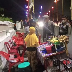 Mencoba Untuk Membuka Lapak, PKL Jembatan Sitinurbaya Kembali Ditertibkan Satpol PP Padang