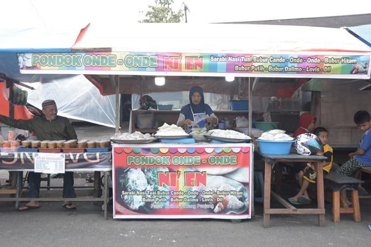 Onde-onde Ni En di Padang Panjang Laku Keras Saat Ramadan