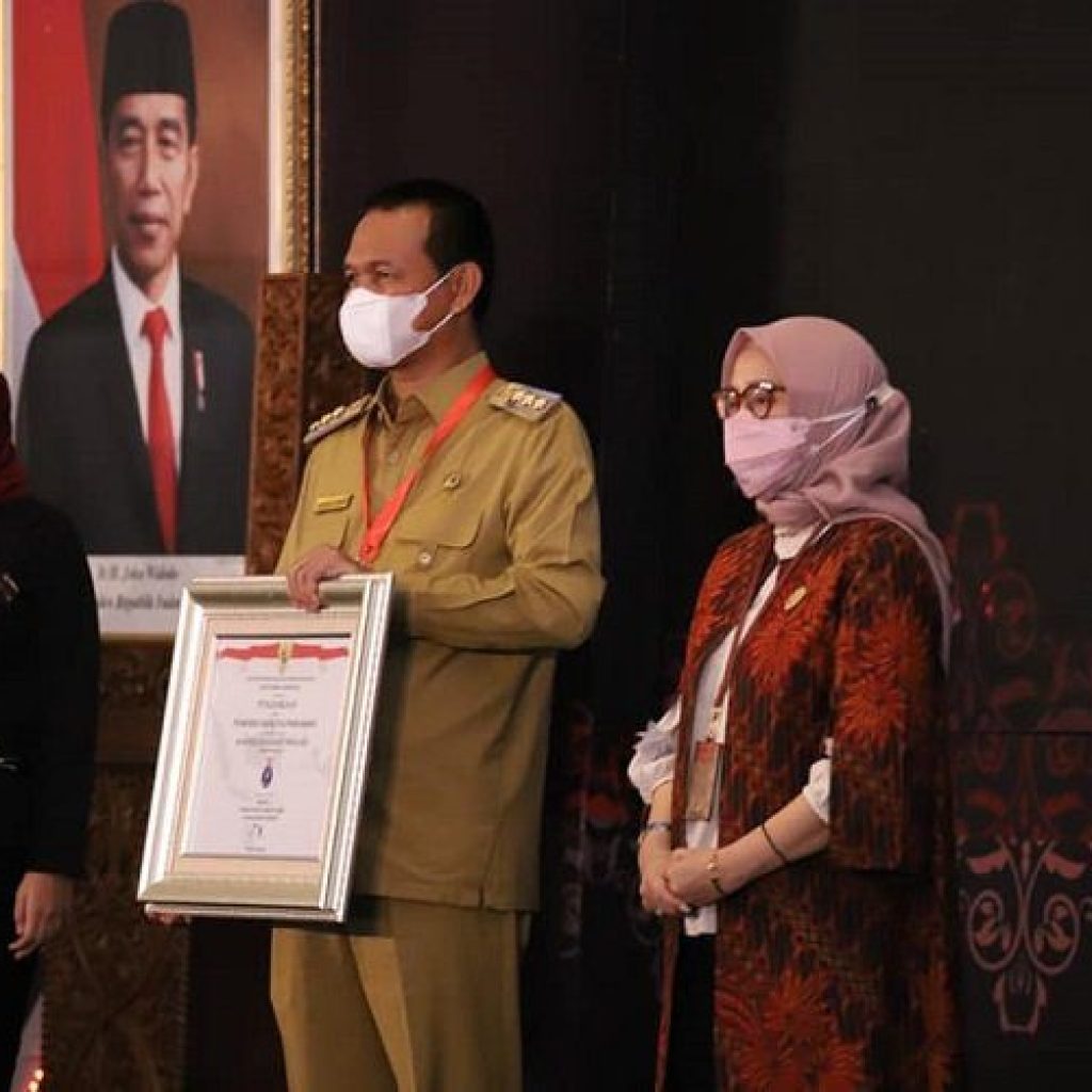 Satu-Satunya dari Sumatera Barat, Genius Umar Terima Penghargaan SAKIP dan RB Award