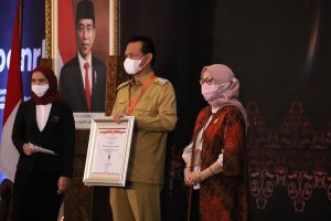 Satu-Satunya dari Sumatera Barat, Genius Umar Terima Penghargaan SAKIP dan RB Award