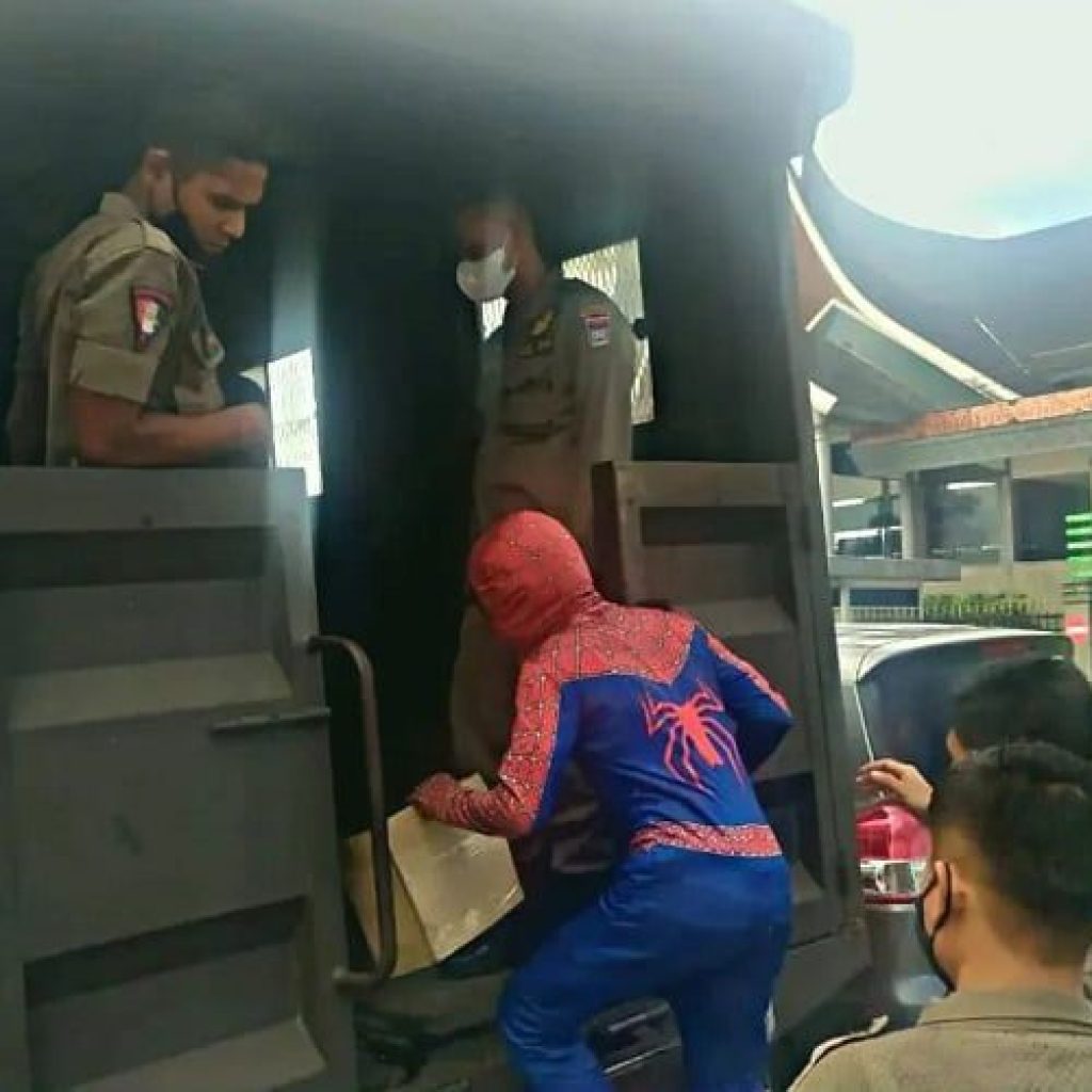 Spiderman dan Sejumlah Orang Diamankan Satpol PP Kota Padang