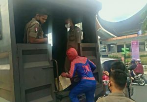Spiderman dan Sejumlah Orang Diamankan Satpol PP Kota Padang