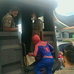 Spiderman dan Sejumlah Orang Diamankan Satpol PP Kota Padang