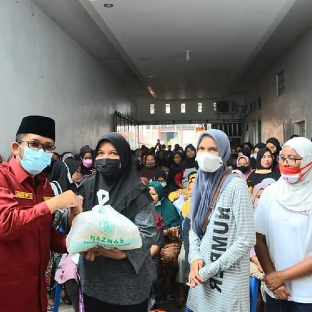 Warga Lubeg dan Lubuk Lintah Kota Padang Dapat Paket Sembako yang disalurkan Wako Hendri Septa dalam Program Ramadhan Berbagi