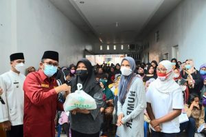 Warga Lubeg dan Lubuk Lintah Kota Padang Dapat Paket Sembako yang disalurkan Wako Hendri Septa dalam Program Ramadhan Berbagi