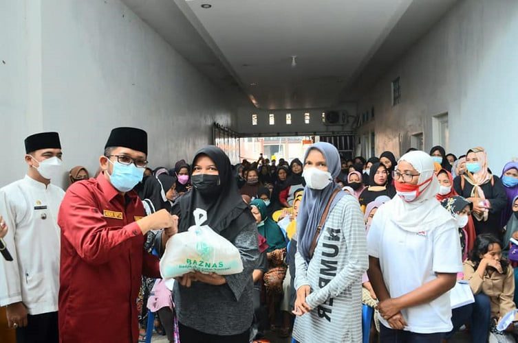 Warga Lubeg dan Lubuk Lintah Kota Padang Dapat Paket Sembako yang disalurkan Wako Hendri Septa dalam Program Ramadhan Berbagi