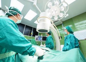kenapa Baju Dokter Bedah Berwarna Hijau?