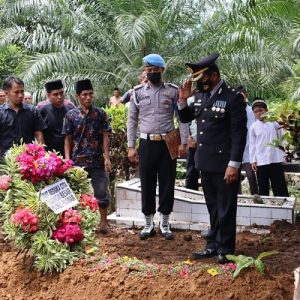 Beri Penghormatan Terakhir Kepada Kompol (Purn) Azizan Salah Satu Putra Terbaik Muara Kiawai, Polres Pasaman Barat Gelar Apel Persada