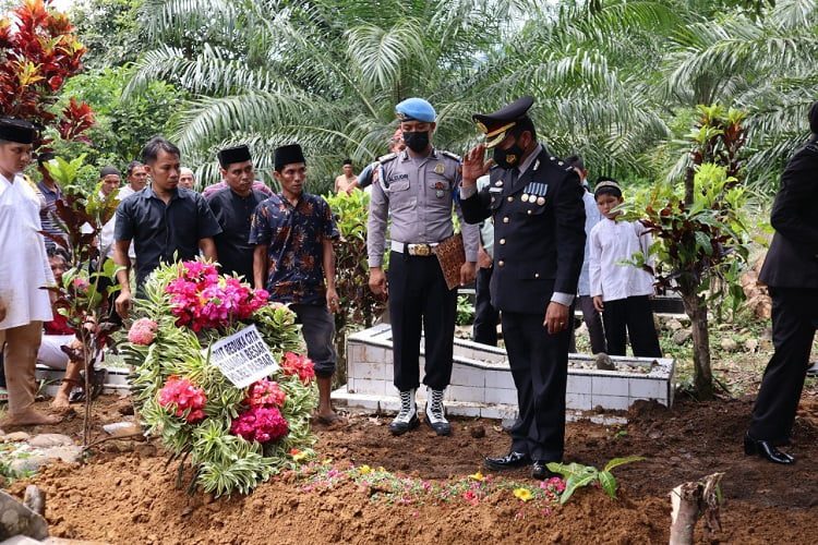 Beri Penghormatan Terakhir Kepada Kompol (Purn) Azizan Salah Satu Putra Terbaik Muara Kiawai, Polres Pasaman Barat Gelar Apel Persada