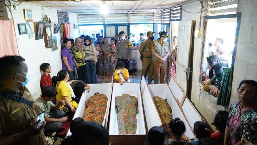 Berikan Bantuan, Wako Hendri Septa Lepas Jenazah Korban Mobil Jatuh di Sungai Barameh Gates - salingka media
