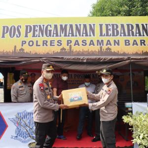 Kunjungi Pos Pengamanan Ops Ketupat Singgalang; Kapolres Pasaman Barat Cek Kesiapan Personel Dan Berikan Parsel