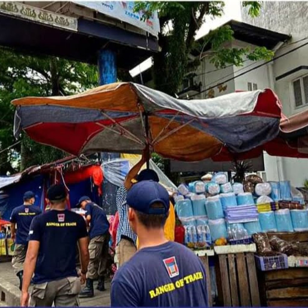 22 Payung Milik Pedagang yang Melanggar diamankan Satpol PP Padang dan dinas Perdagangan