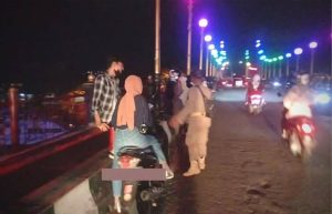 Satpol PP Juga Ingatkan Pengunjung di Jembatan Siti Nurbaya Agar Tidak Memarkirkan Kendaraannya di Jembatan
