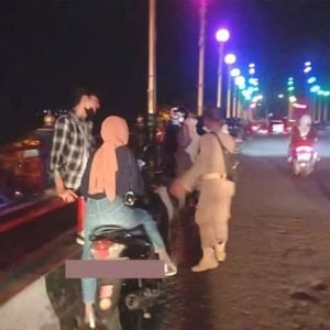 Satpol PP Juga Ingatkan Pengunjung di Jembatan Siti Nurbaya Agar Tidak Memarkirkan Kendaraannya di Jembatan