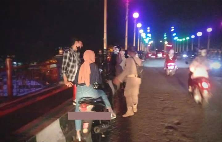 Satpol PP Juga Ingatkan Pengunjung di Jembatan Siti Nurbaya Agar Tidak Memarkirkan Kendaraannya di Jembatan