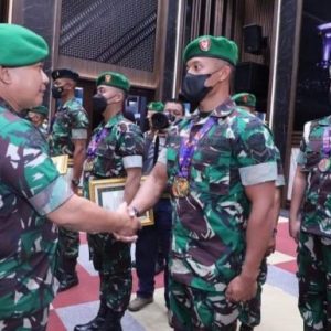 Kepala Staf Angkatan Darat Beri Penghargaan 34 Personel TNI AD