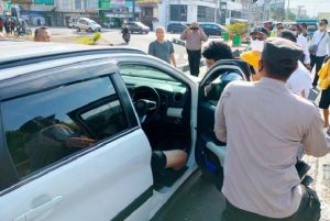 Pengendara Mobil Rush Ditemukan Tak Bernyawa Saat Menunggu Lampu Merah