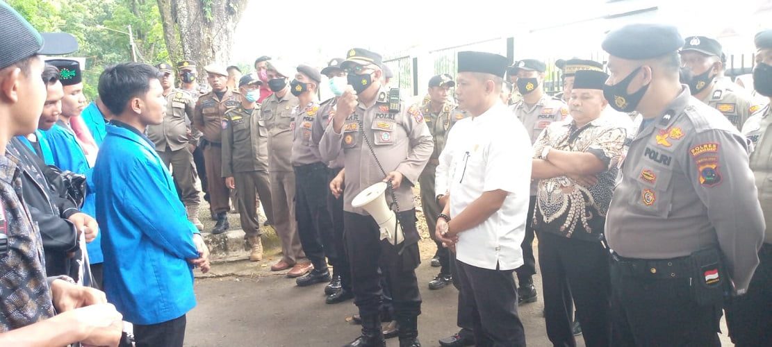 Polres Pasaman Barat Melaksanakan Pengamanan Unjuk Rasa Aksi Damai Aliansi Mahasiswa Pasbar