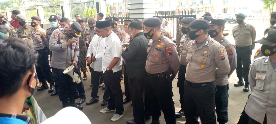 Polres Pasaman Barat Melaksanakan Pengamanan Unjuk Rasa Aksi Damai Aliansi Mahasiswa Pasbar