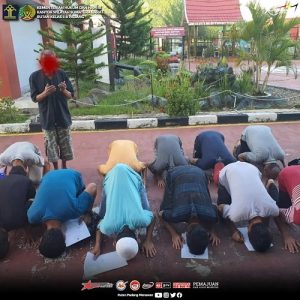 Sujud Syukur Dilakukan 12 Warga Binaan Rutan Padang yang Mendapatkan Program Asimilasi Dirumah dan Berkomitmen Memperbaiki Diri