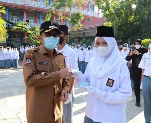 Tingkatkan Pelayanan Adminduk, Wako Hendri Septa Jadikan E-KTP Kado Ulang Tahun Pelajar