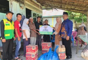 3 Keluarga Korban Angin Puting Beliung di Jorong Pasa Lamo Sasak Terima Bantuan Dari Baznas dan GOW Pasbar