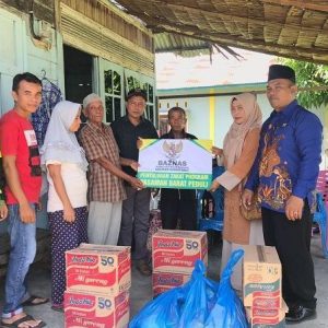 3 Keluarga Korban Angin Puting Beliung di Jorong Pasa Lamo Sasak Terima Bantuan Dari Baznas dan GOW Pasbar
