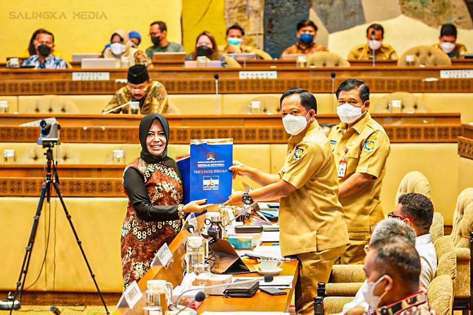 Anggota DPR RI Sumbar Reska Oktoberia Perjuangkan Nagari Persiapan di Pasaman Barat