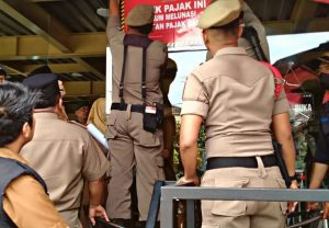 Bayar Kewajiban, Tim Gabungan Buka Segel yang Terpasang disebuah Restoran di jalan Veteran Kota Padang