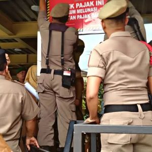 Bayar Kewajiban, Tim Gabungan Buka Segel yang Terpasang disebuah Restoran di jalan Veteran Kota Padang