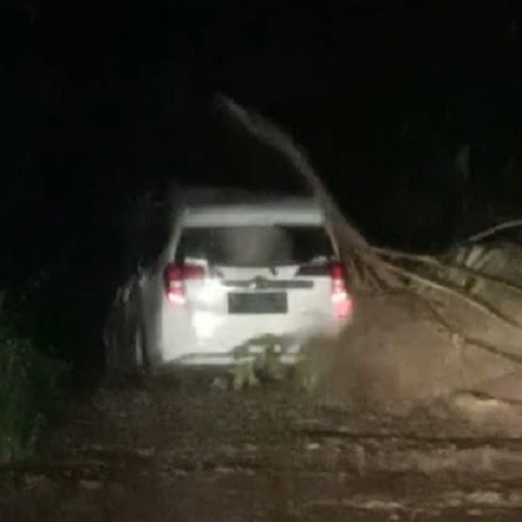 Diduga Ditinggal Pemilik, Mobil Sienta Tertimbun Longsor Di Talu