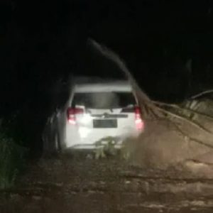 Diduga Ditinggal Pemilik, Mobil Sienta Tertimbun Longsor Di Talu