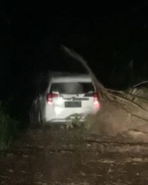 Diduga Ditinggal Pemilik, Mobil Sienta Tertimbun Longsor Di Talu